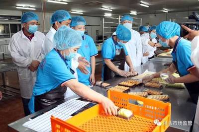 包頭市多區(qū)聯(lián)動嚴查食品安全，過期食品凍品被集中查獲